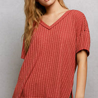 Terra cotta ribbed knit V-neck t-shirt with short sleeves and side opening