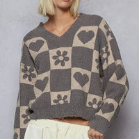 Womenโs V-neck heart checkered sweater, gray with beige pattern, long sleeves.
