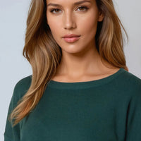 Green fine-knit crew neck jumper with ribbed neckline and cuffs