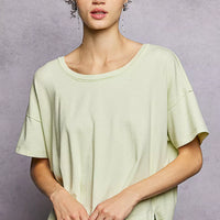 Mint green round-neck short-sleeve T-shirt with crew neck and high-low hem