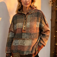 Plaid fleece hoodie with dropped shoulders, front half-zip, kangaroo pocket, dark sleeves hem.