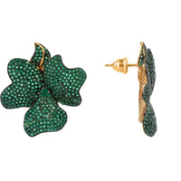Flower-shaped stud earrings with emerald green stones and gold setting