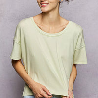 Mint green round-neck short-sleeve T-shirt with crew neckline and high-low hem