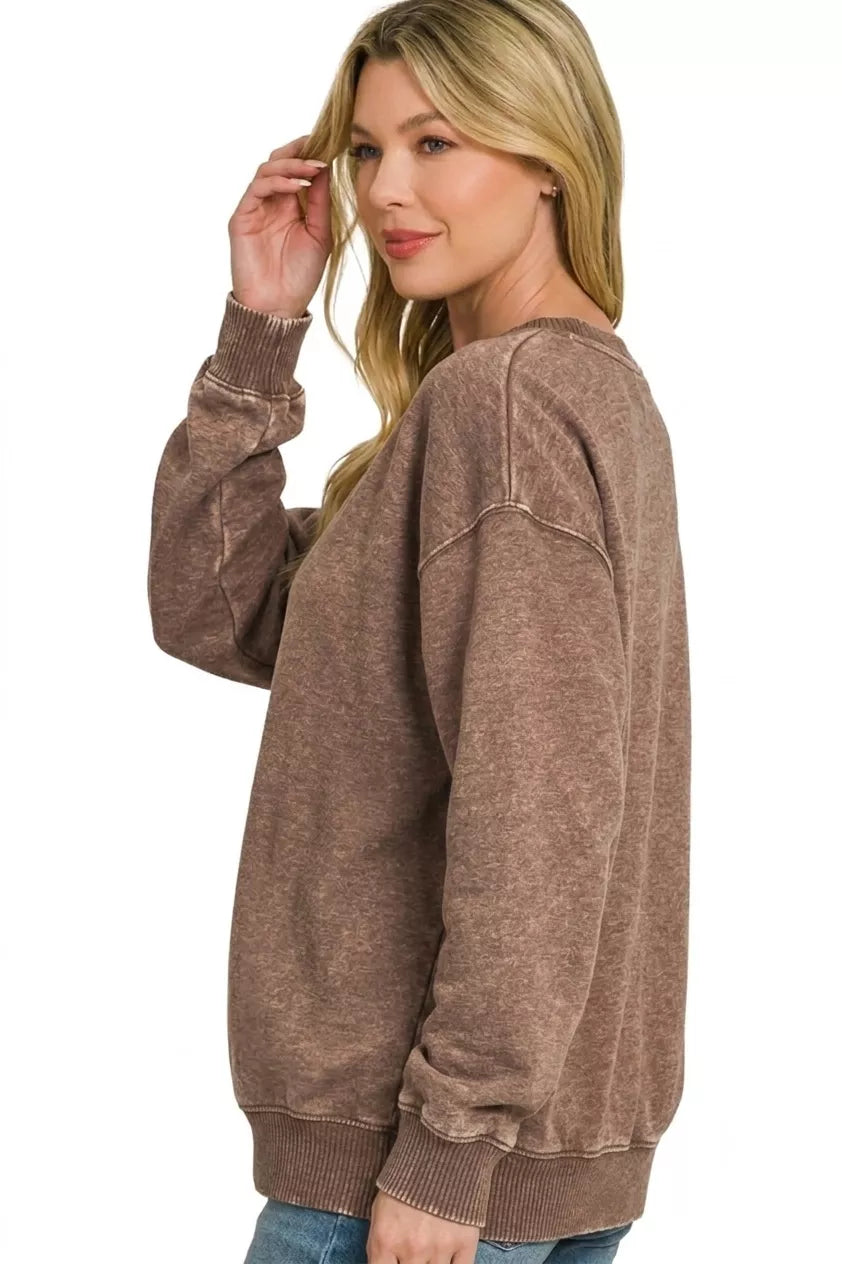 Brown fleece crewneck sweatshirt, acid-washed texture, ribbed cuffs and hem