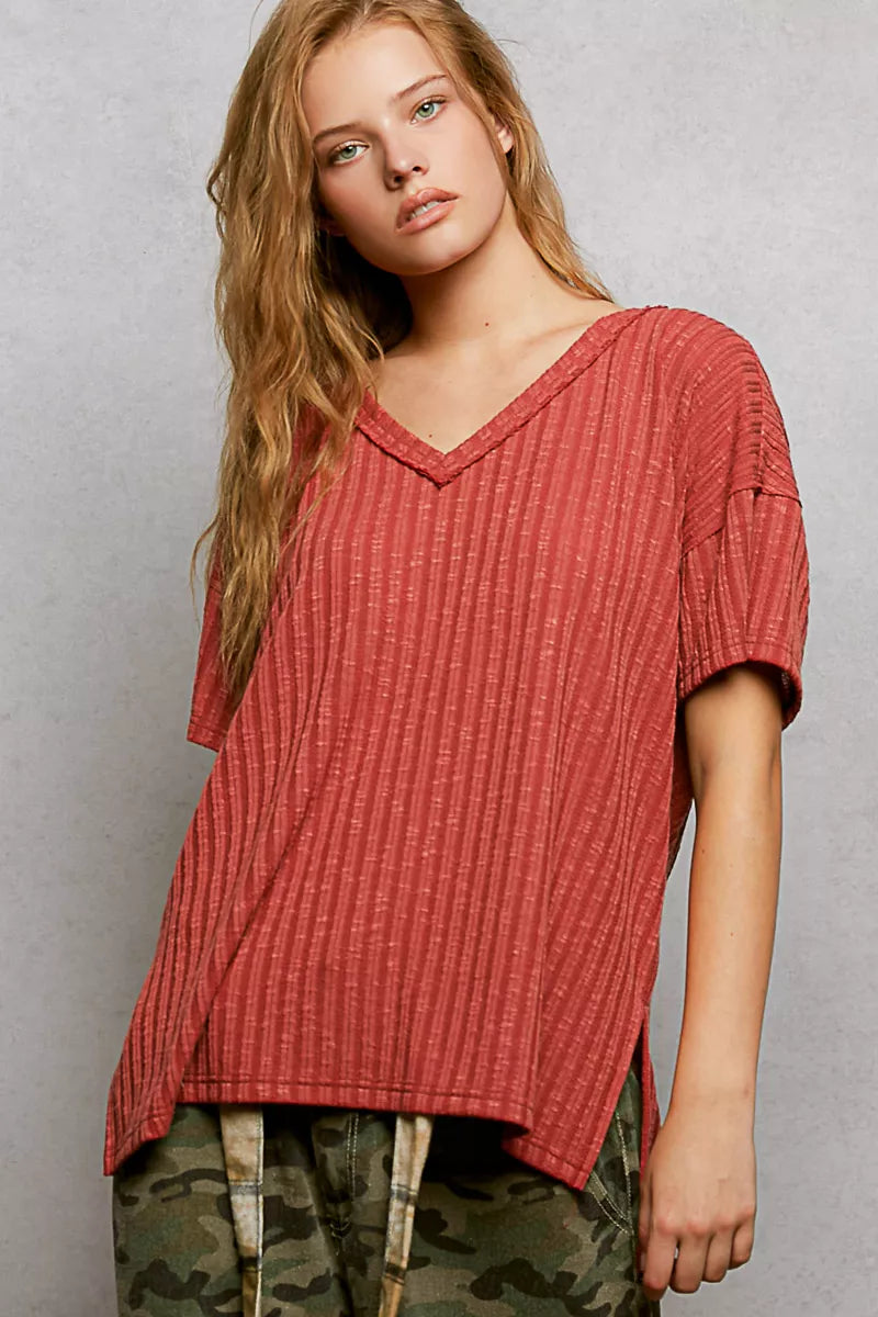 Terra cotta ribbed knit V-neck t-shirt with short sleeves and side opening