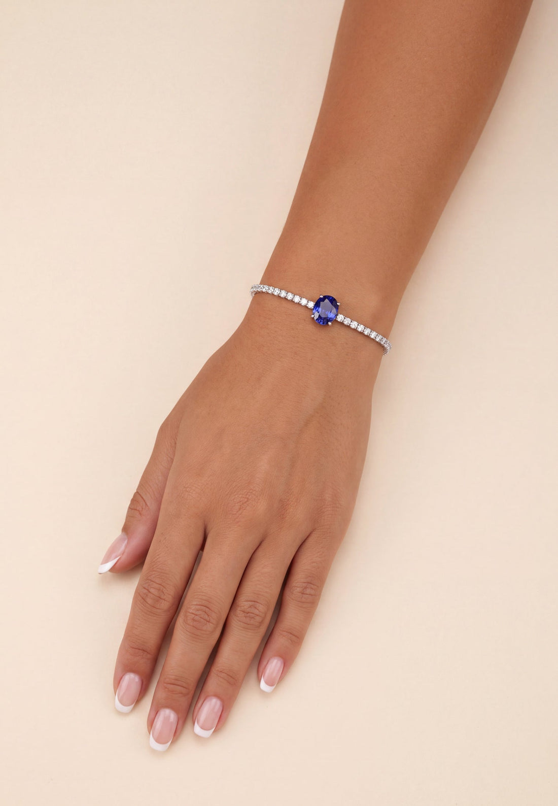 Silver tennis bracelet with oval sapphire gemstone