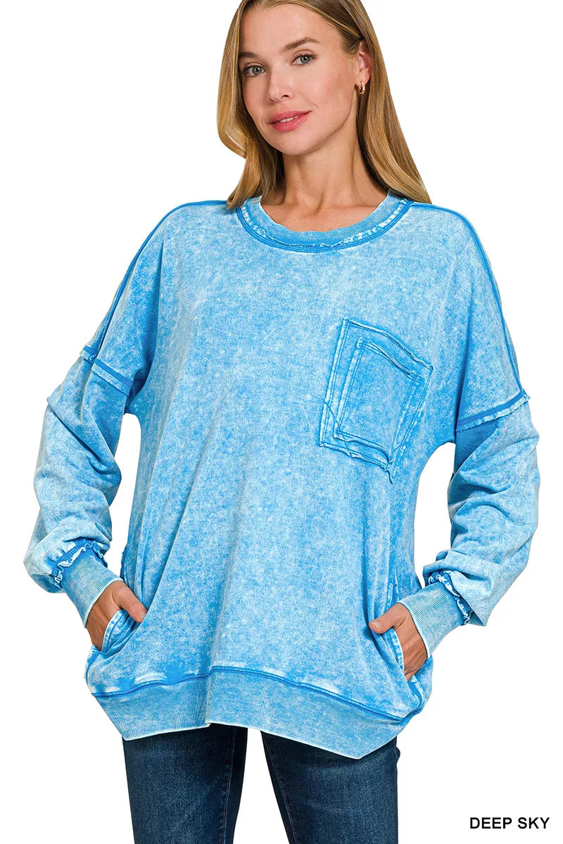 Blue acid-wash sweatshirt, front pocket, long sleeves, raw-edge hem
