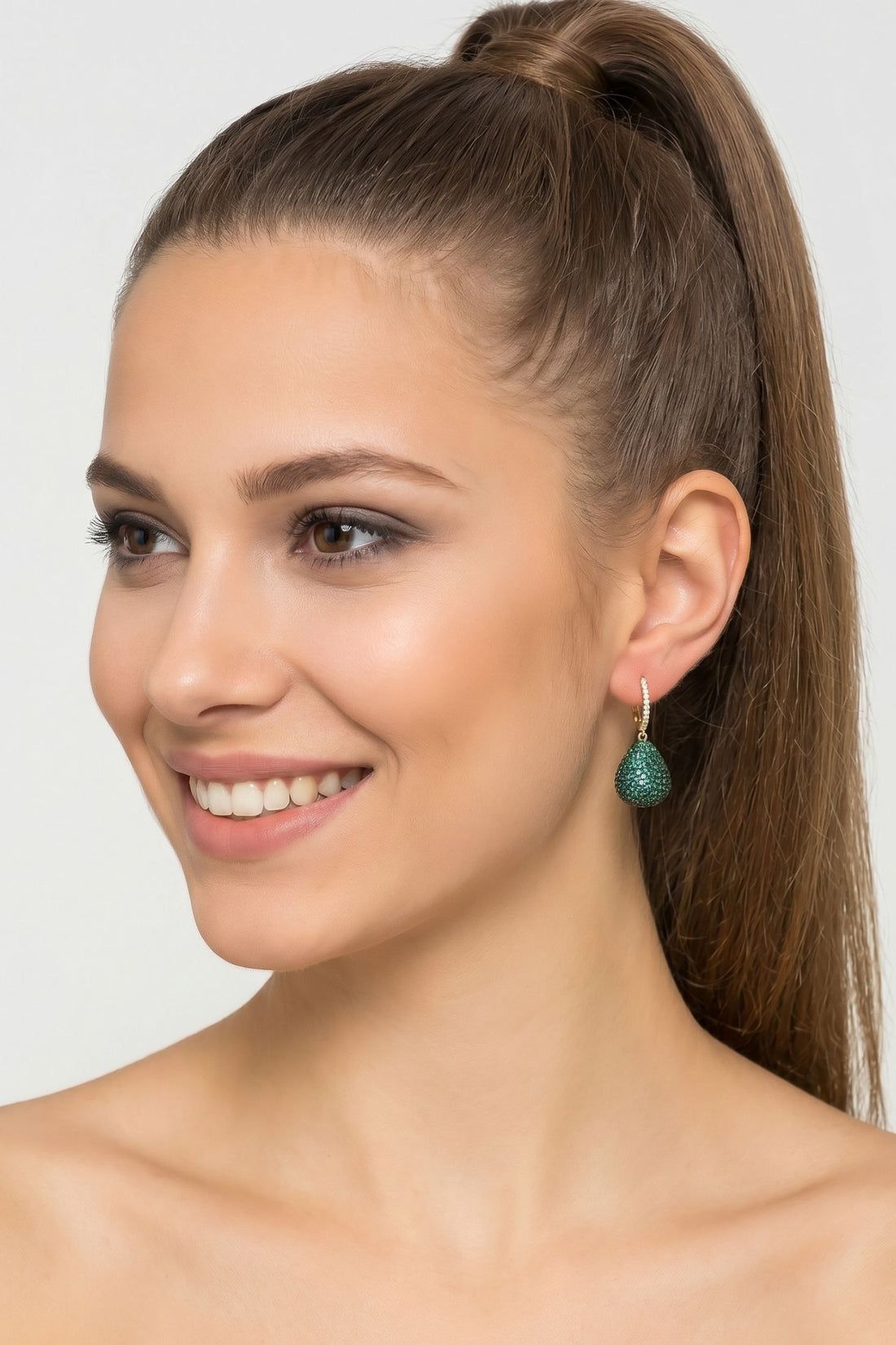 Pear drop gemstone earring in gold with emerald green stone