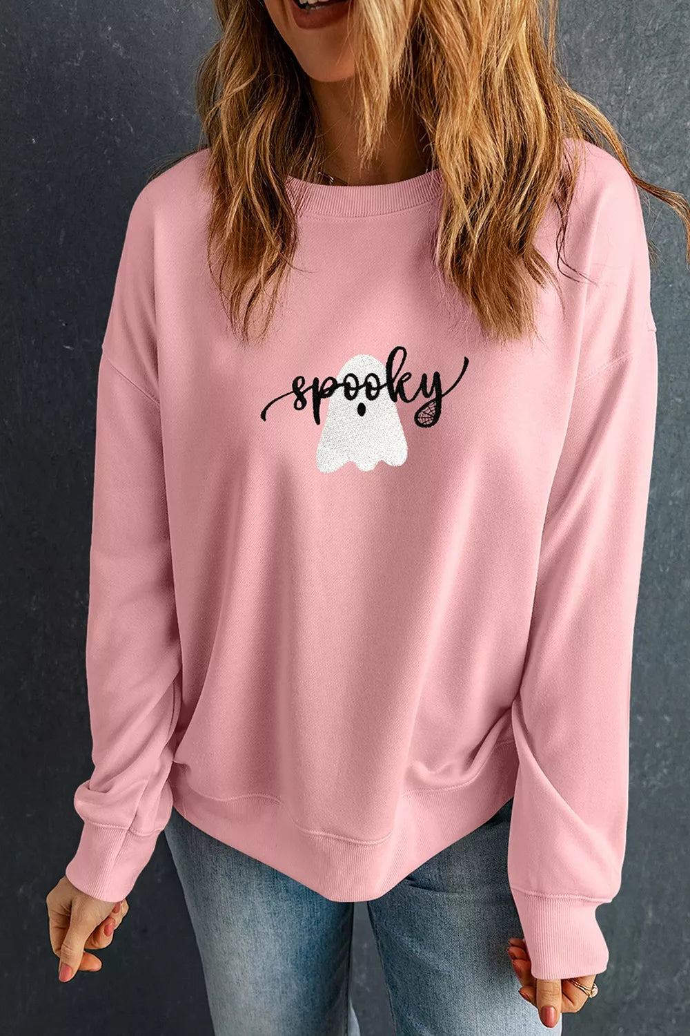 Dusty pink round-neck sweatshirt with spooky ghost graphic, long sleeves