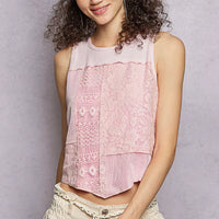 Pink ribbed cropped tank top with round neck and lace overlay