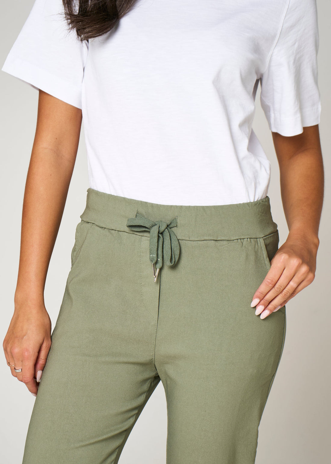 Stretch drawstring trousers waistband with drawcord bow, olive-khaki side pockets
