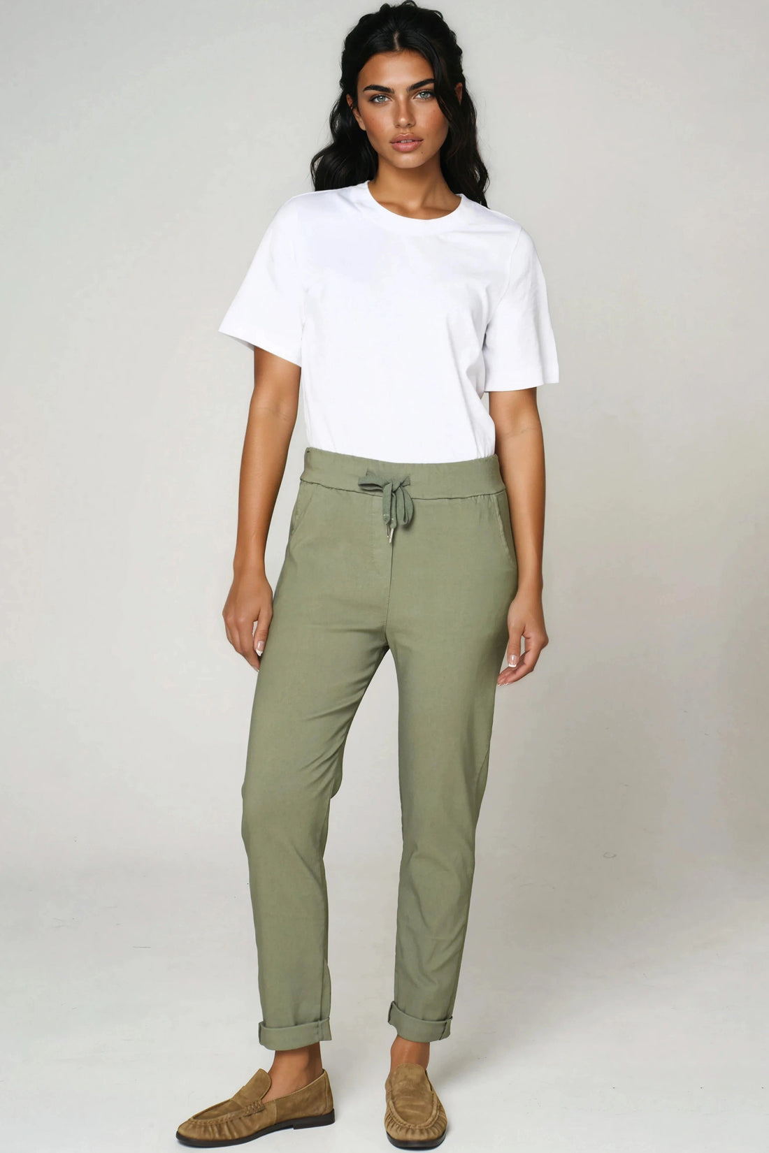 Stretch drawstring trousers, olive-khaki color, side pockets and cuffed hems