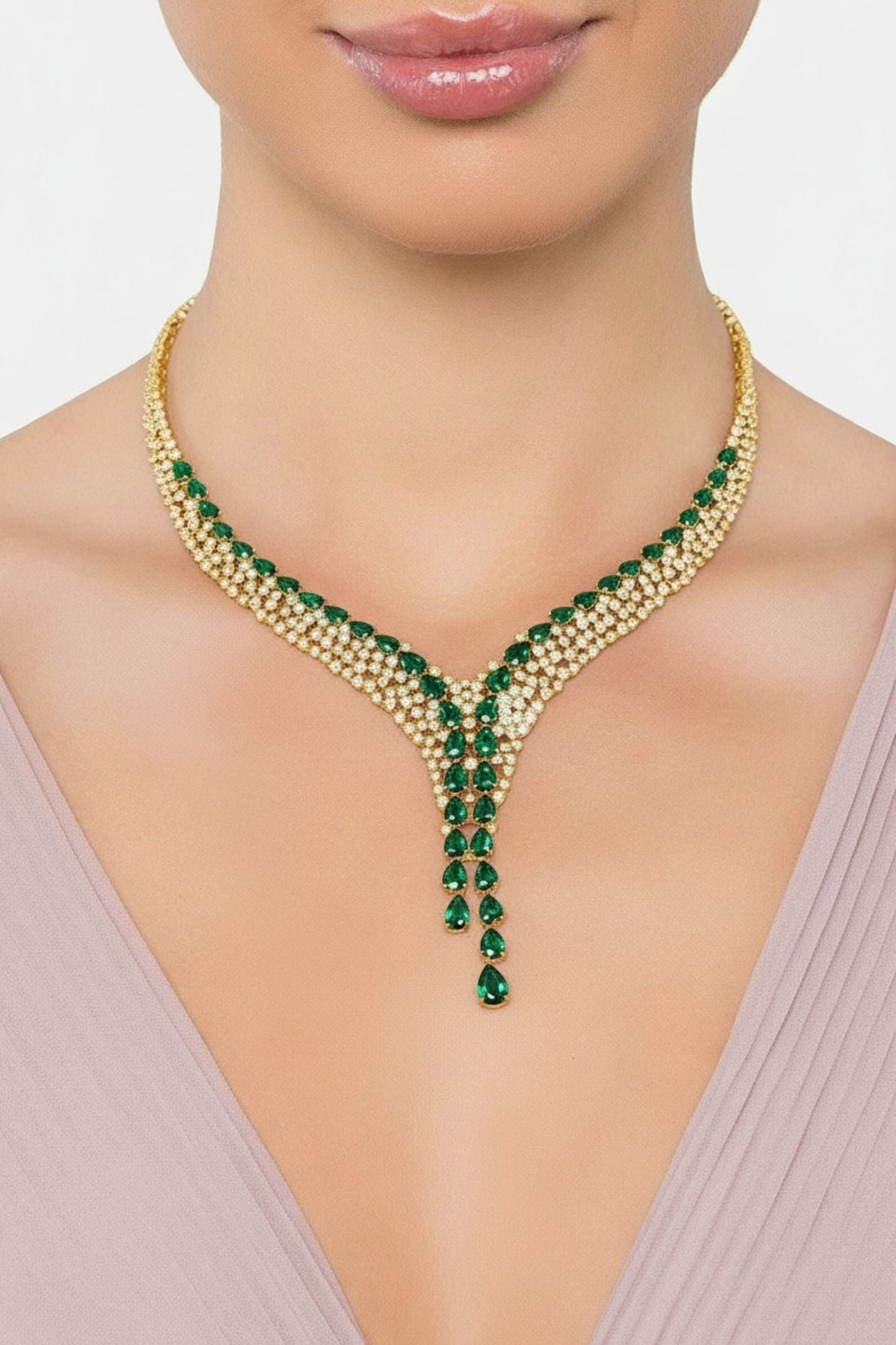 Emerald-green teardrop gem necklace on neckline, gold-plated silver setting