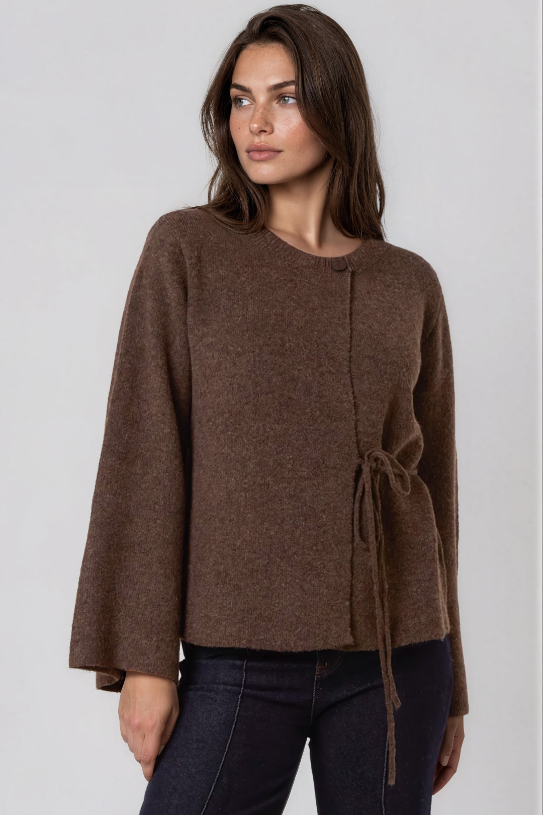Brown side-tie cardigan with round neck, wide sleeves and side waist tie
