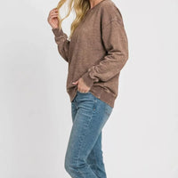 Brown fleece crewneck sweatshirt, relaxed long sleeves, ribbed cuffs and hem