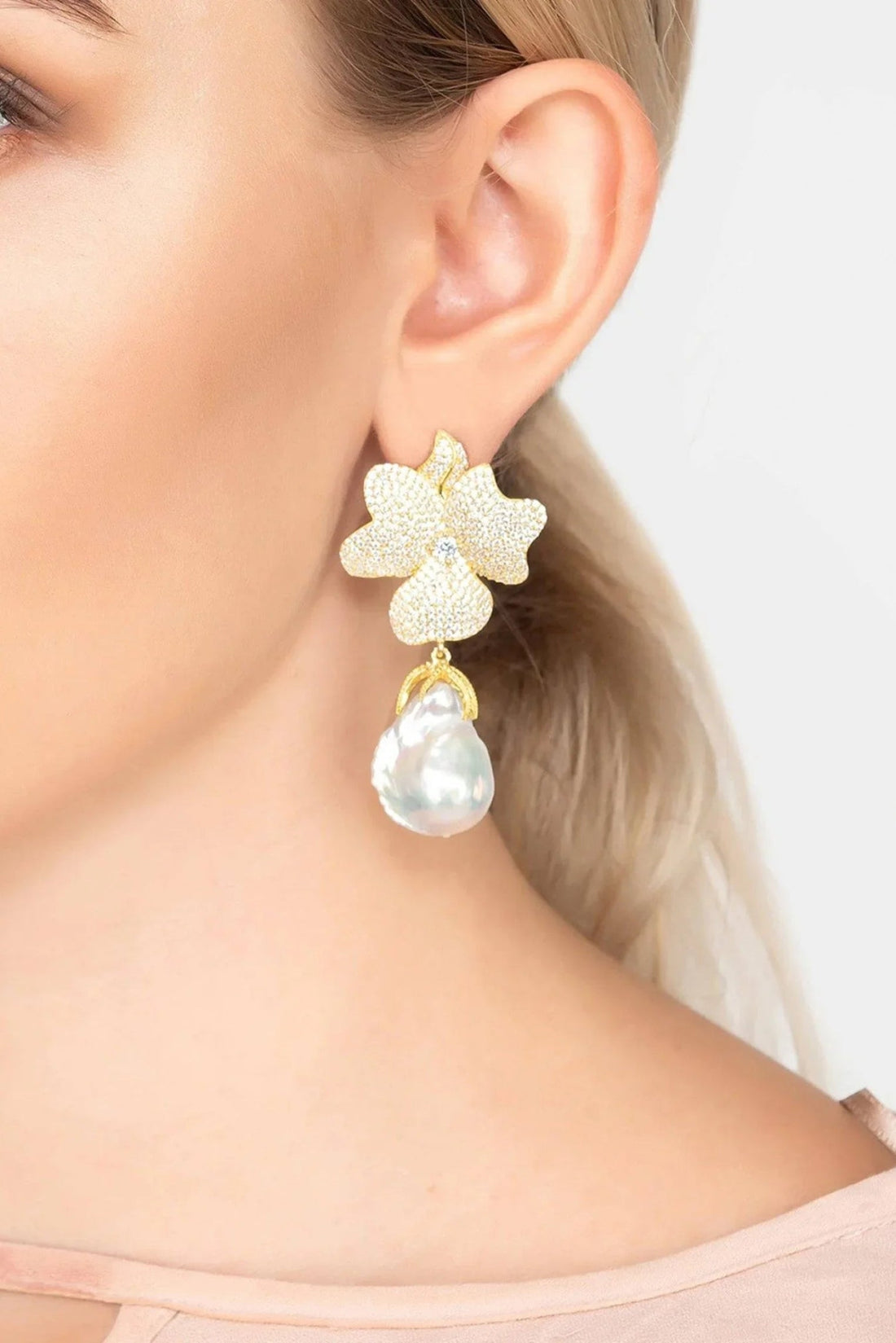 Baroque Pearl White Flower Earrings Yellow Gold-1