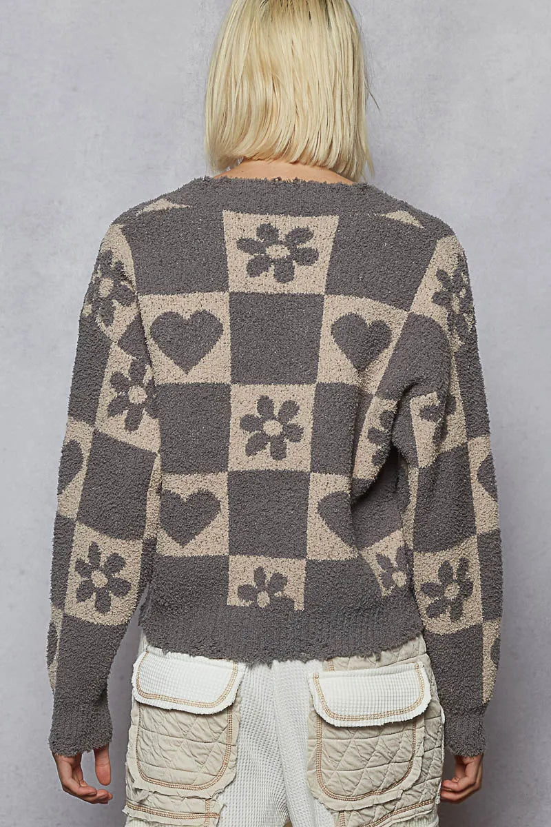 Women’s back view V-neck heart checkered sweater with long sleeves, gray/beige pattern.