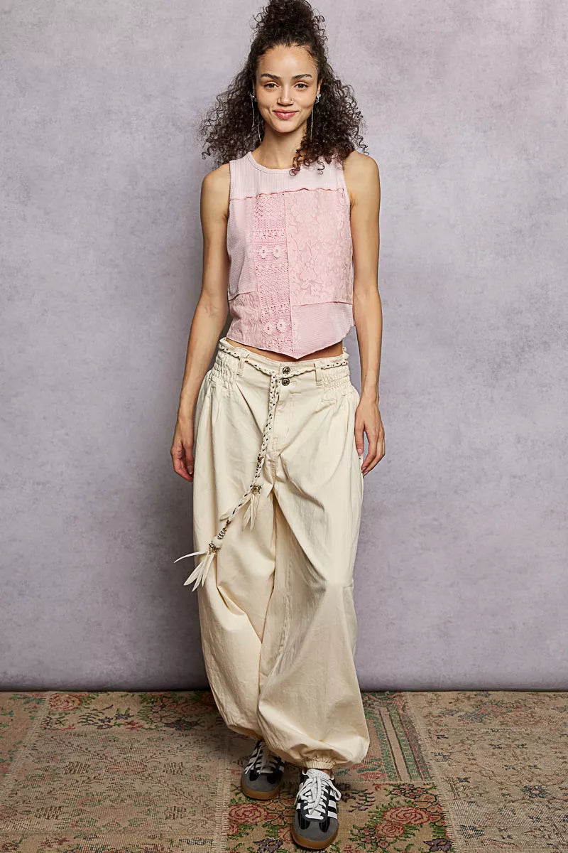 Pink ribbed cropped lace tank with round neck, sleeveless