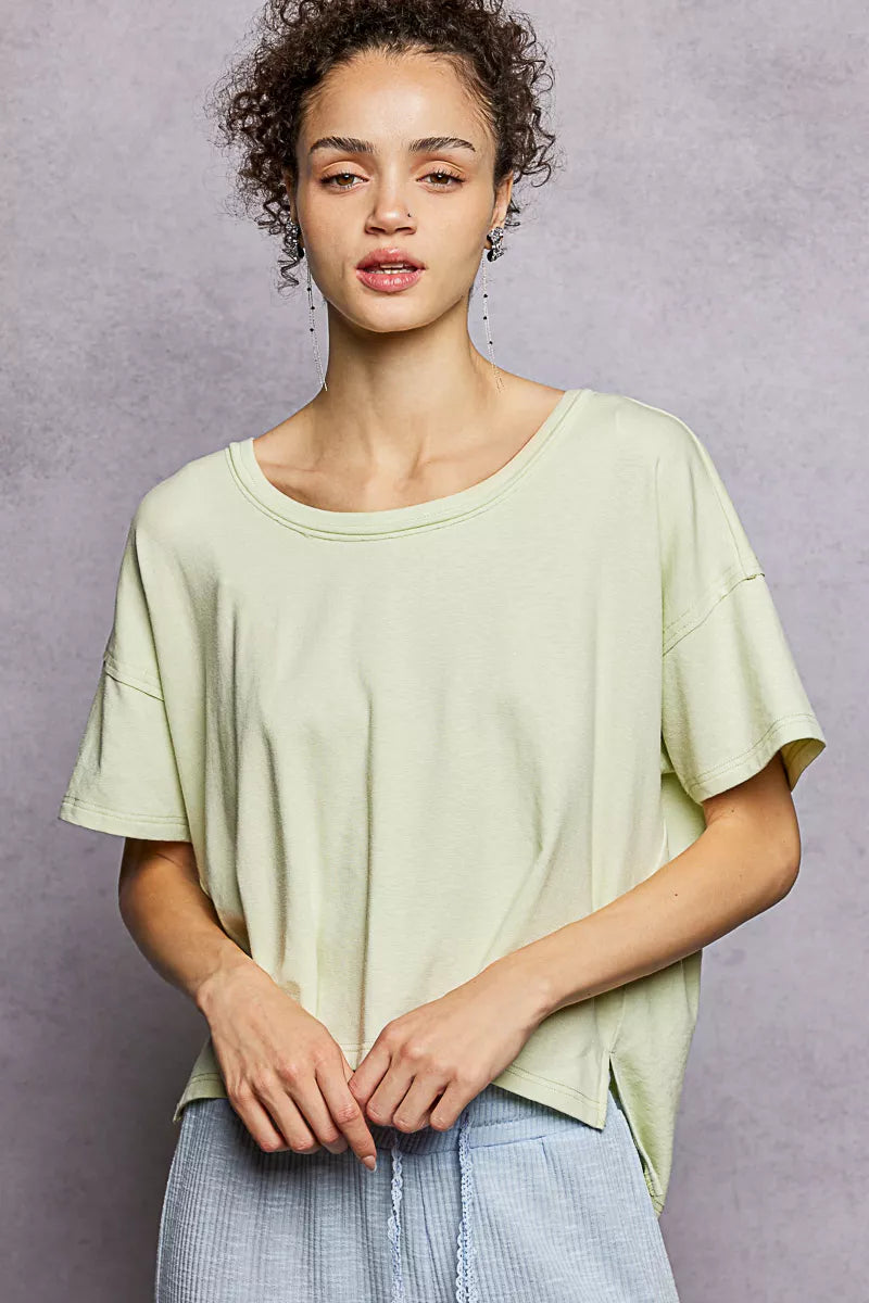 Mint green round-neck short-sleeve T-shirt with crew neck and high-low hem