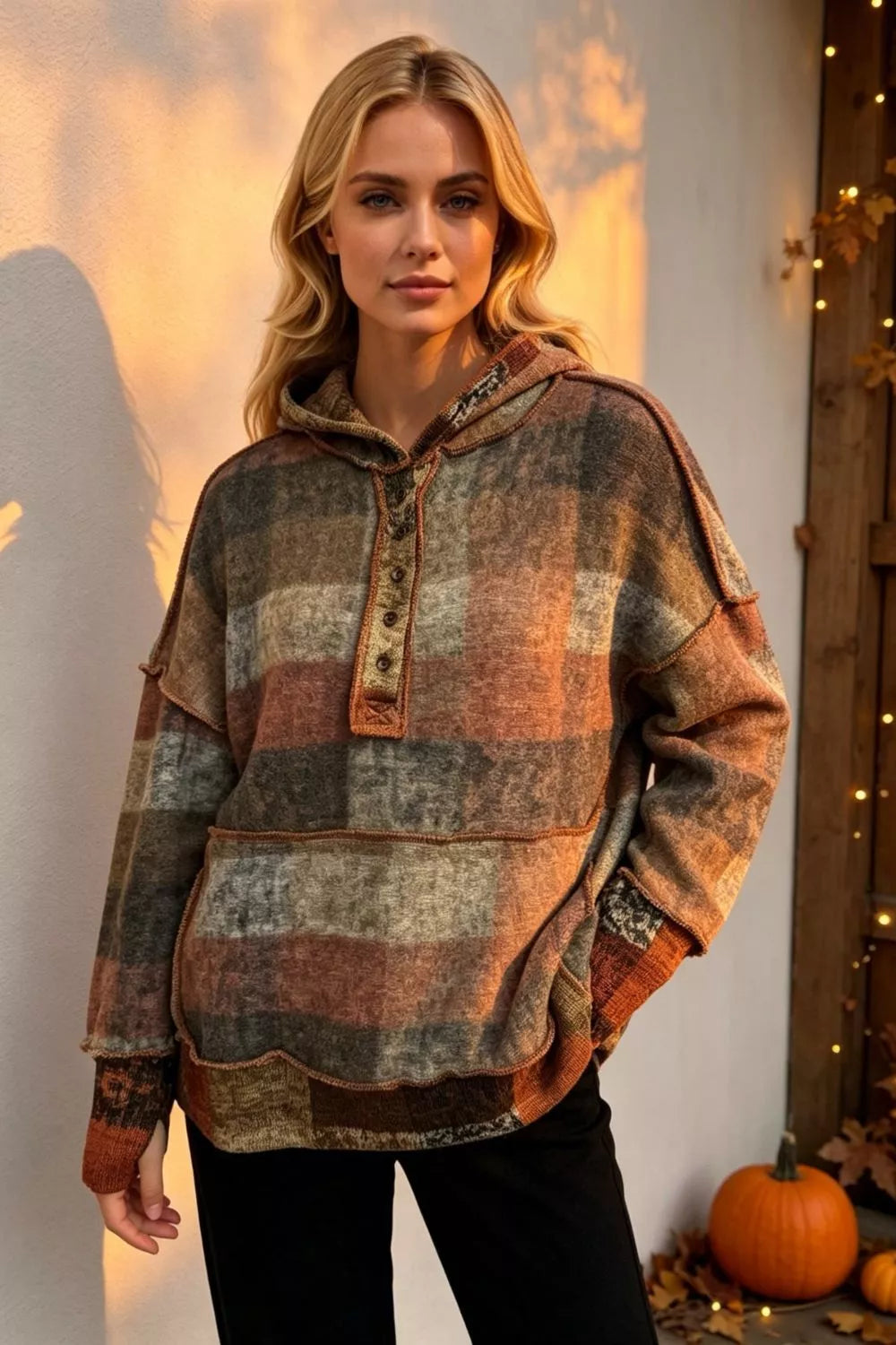 Plaid fleece hoodie with dropped shoulders, front half-zip, kangaroo pocket, dark sleeves hem.