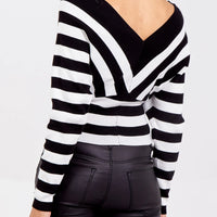 Striped knitted jumper with V-back and long sleeves, black and white