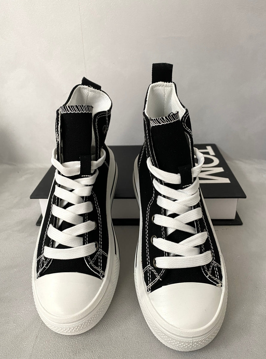 Kids black high-top lace-up trainers with heart accents and white laces