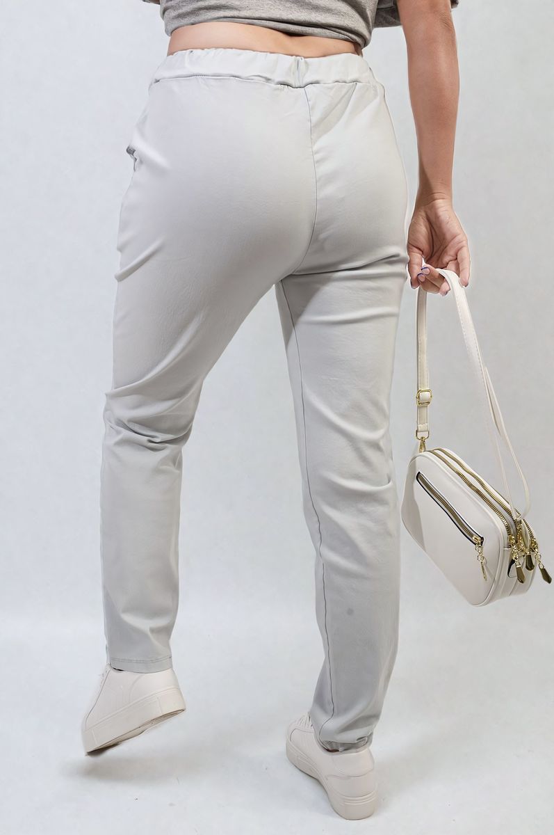 Drawstring trousers in light cream, tapered legs, side pockets, elastic waist