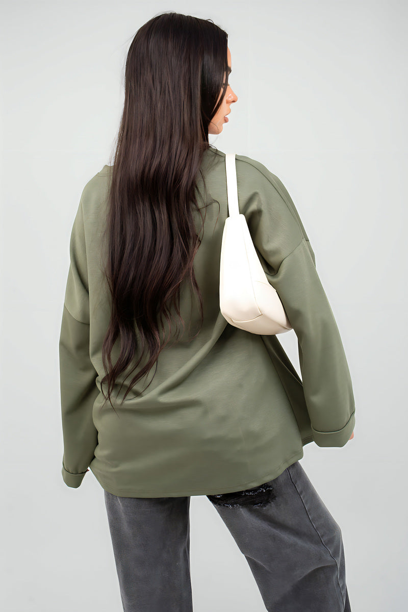 Oversized olive-green sweatshirt with round neck and long sleeves, relaxed fit.