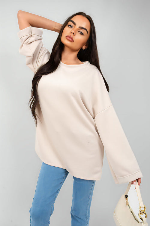 Oversized cream sweatshirt with round neck and long sleeves, relaxed oversized cut.