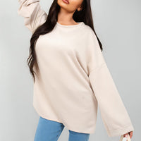 Oversized cream sweatshirt with round neck and long sleeves, relaxed oversized cut.