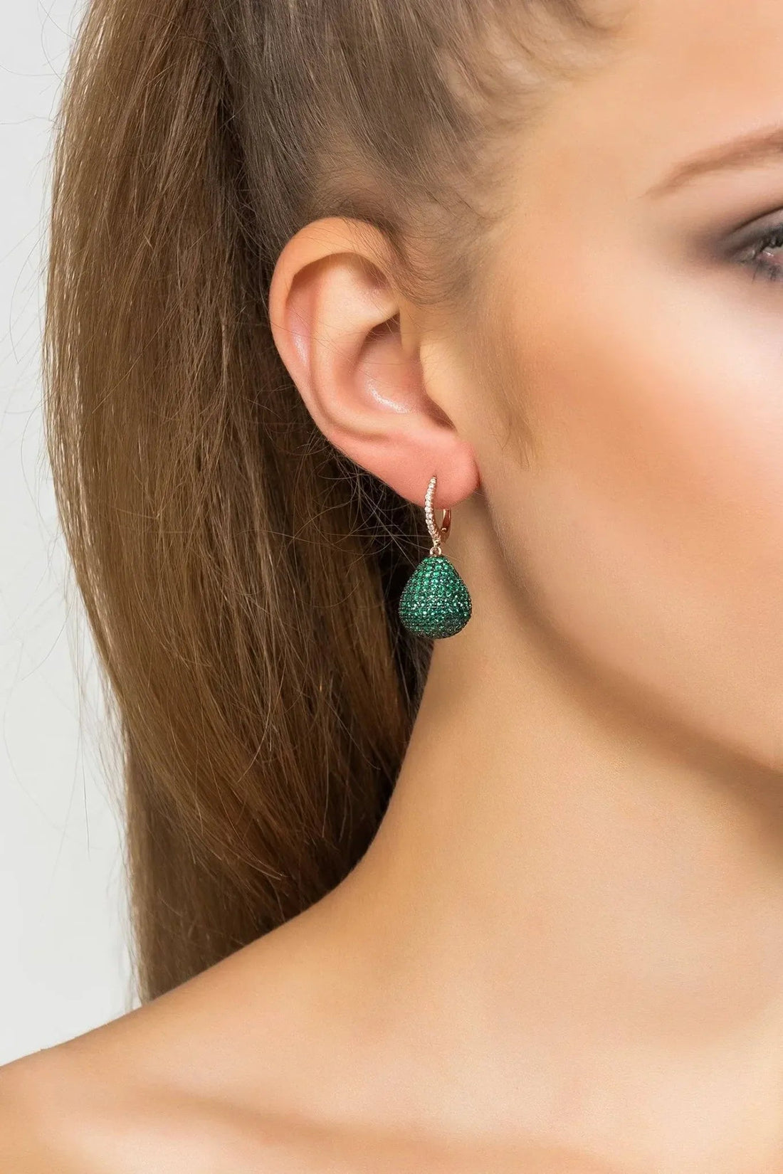 Pear drop gemstone earring in rosegold with emerald green stone